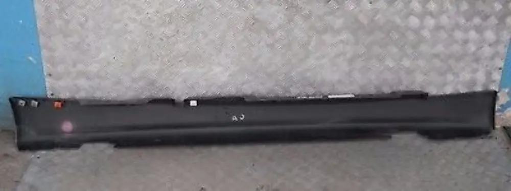 Sill Strip Side Skirt Left Black Sapphire Metallic- 475 para BMW 11 E87 con número de pieza 32949 BMW 11 E87 Sill Strip Side Skirt Left Black Sapphire Metallic- 475 - SKU 0032949-BS11 - Número de pieza 32949