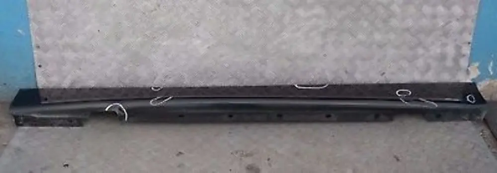 Sill Strip Side Skirt Left Black Sapphire Metallic- 475 para BMW 11 E87 con número de pieza 32949 BMW 11 E87 Sill Strip Side Skirt Left Black Sapphire Metallic- 475 - SKU 0032949-BS11 - Número de pieza 32949