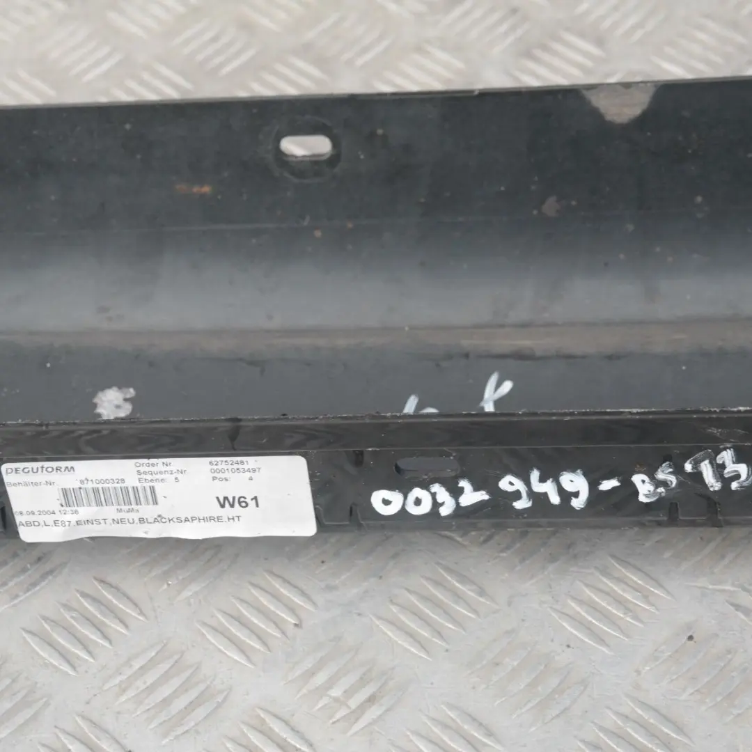 Sill Strip Faldón Lateral Izquierdo Negro Zafiro Metálico - 475 para BMW E87 con número de pieza 32949 BMW E87 Sill Strip Faldón Lateral Izquierdo Negro Zafiro Metálico - 475 - SKU 0032949-BS13 - Número de pieza 32949