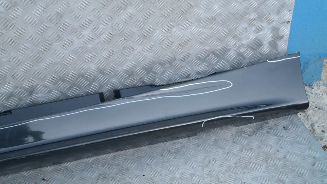 Listello Portiera Apertura Gonna Sinistro Black Zaffiro Metallico per BMW E87 con numero di parte 51770032949 BMW E87 Listello Portiera Apertura Gonna Sinistro Black Zaffiro Metallico - SKU 0032949-BS2 - Numero di parte 51770032949