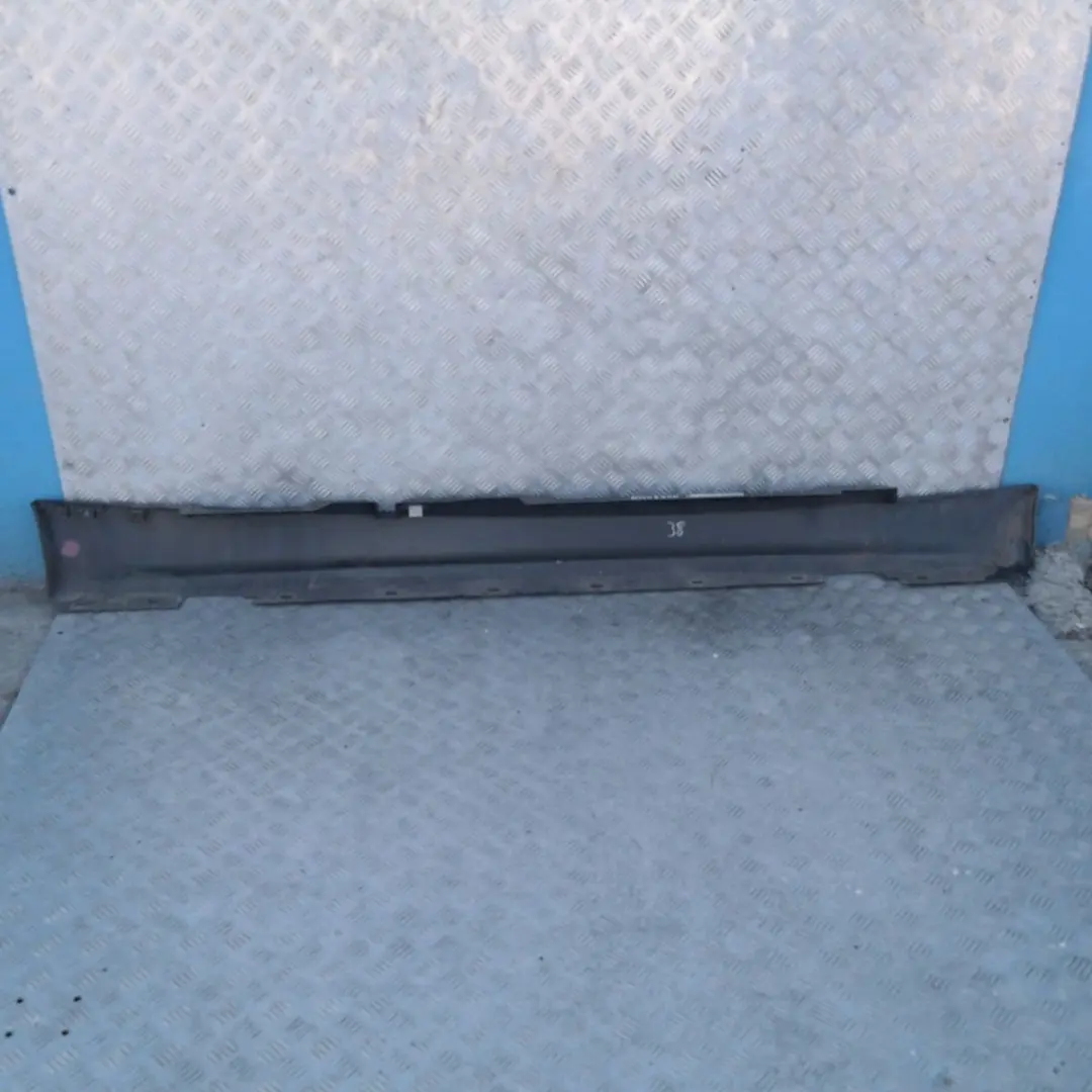 Sill Strip Faldón Lateral Izquierdo Negro Zafiro Metálico - 475 para BMW E87 con número de pieza 51770032949 BMW E87 Sill Strip Faldón Lateral Izquierdo Negro Zafiro Metálico - 475 - SKU 0032949-BS3 - Número de pieza 51770032949