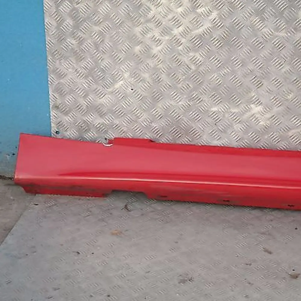 Sill Strip Faldón Lateral Izquierdo Japanrot Japan Rot Rojo - 438 para BMW E87 con número de pieza 51770032949 BMW E87 Sill Strip Faldón Lateral Izquierdo Japanrot Japan Rot Rojo - 438 - SKU 0032949-JR1 - Número de pieza 51770032949