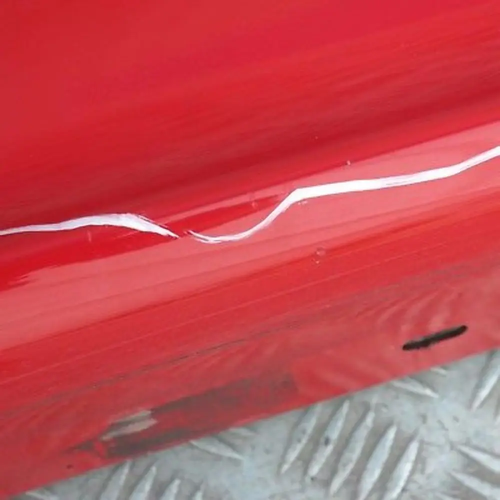 Sill Strip Faldón Lateral Izquierdo Japan Rot Rojo - 438 para BMW E87 con número de pieza 32949 BMW E87 Sill Strip Faldón Lateral Izquierdo Japan Rot Rojo - 438 - SKU 0032949-JR10 - Número de pieza 32949