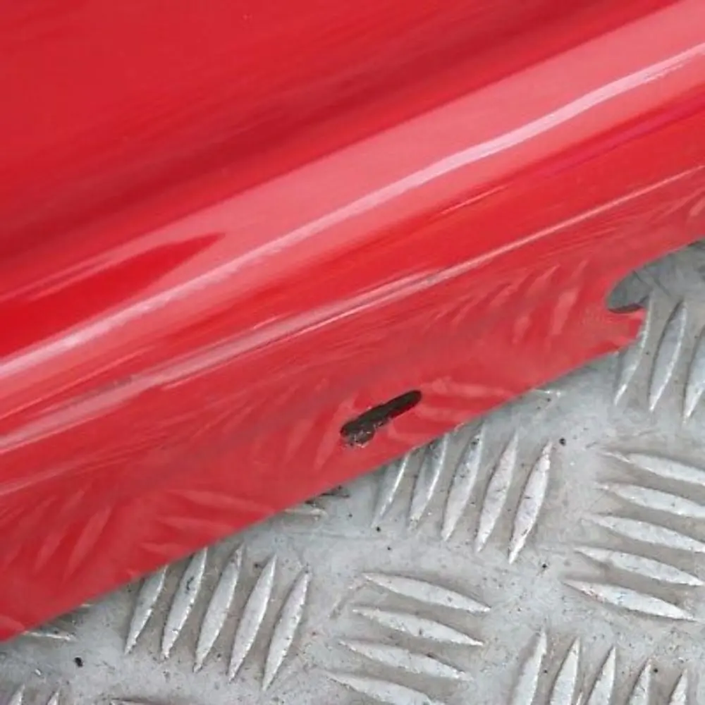 Sill Strip Faldón Lateral Izquierdo Japan Rot Rojo - 438 para BMW E87 con número de pieza 32949 BMW E87 Sill Strip Faldón Lateral Izquierdo Japan Rot Rojo - 438 - SKU 0032949-JR10 - Número de pieza 32949