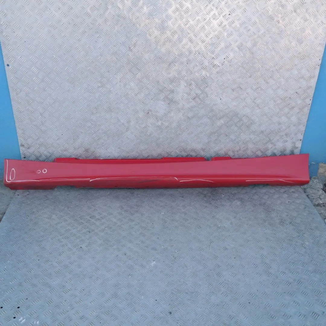 Gonna Laterale Sill Strip Sinistra Japanrot - 438 per BMW E87 con numero di parte 51770032949 BMW E87 Gonna Laterale Sill Strip Sinistra Japanrot - 438 - SKU 0032949-JR3 - Numero di parte 51770032949
