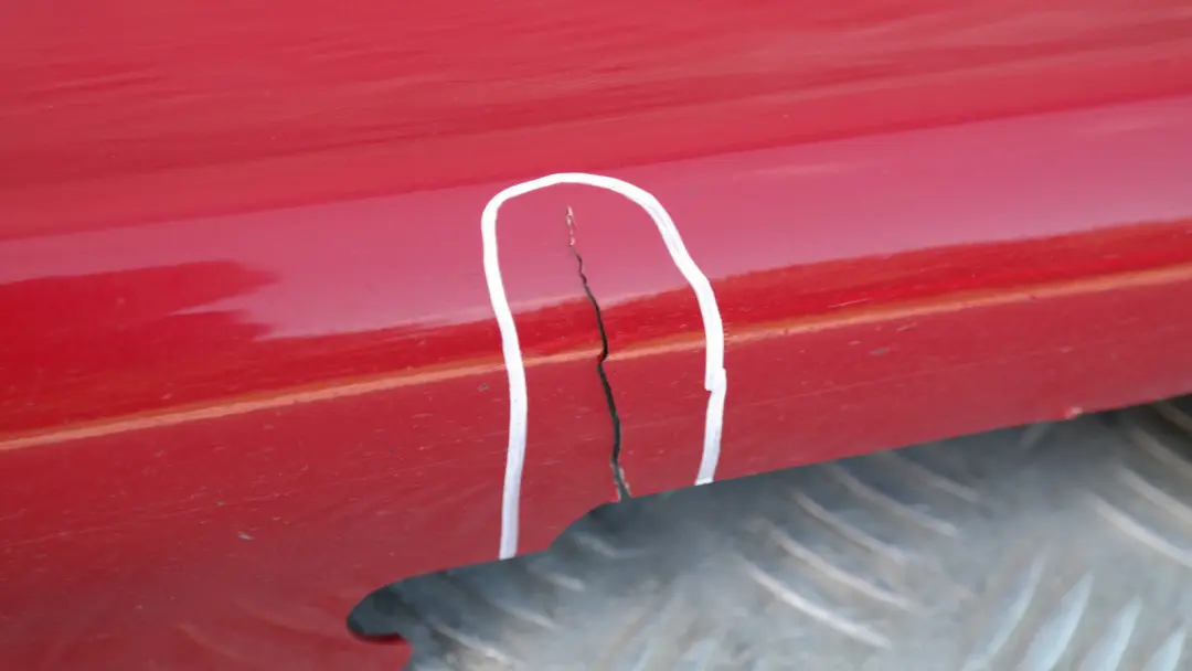 Sill Strip Faldón Lateral Izquierdo Rot Karmesinrot A61 para BMW E87 con número de pieza 51770032949 BMW E87 Sill Strip Faldón Lateral Izquierdo Rot Karmesinrot A61 - SKU 0032949-KAR1 - Número de pieza 51770032949