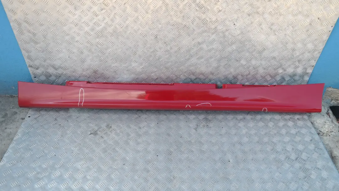 Sill Strip Faldón Lateral Izquierdo Rot Karmesinrot A61 para BMW E87 con número de pieza 51770032949 BMW E87 Sill Strip Faldón Lateral Izquierdo Rot Karmesinrot A61 - SKU 0032949-KAR1 - Número de pieza 51770032949