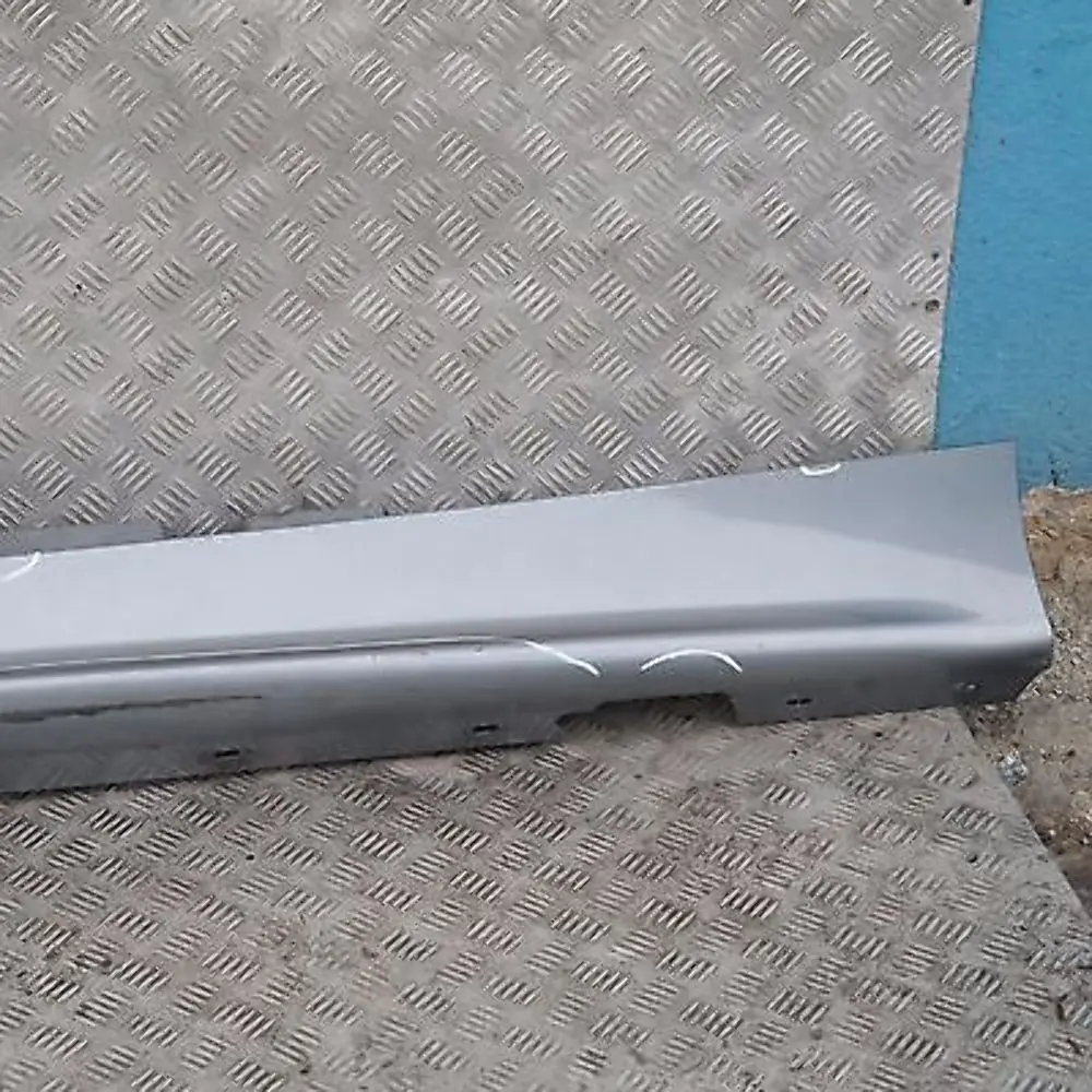 Sill Strip Faldón Lateral Izquierdo Quarzblau Azul Metalizado A18 para BMW E87 con número de pieza 51770032949 BMW E87 Sill Strip Faldón Lateral Izquierdo Quarzblau Azul Metalizado A18 - SKU 0032949-QB1 - Número de pieza 51770032949