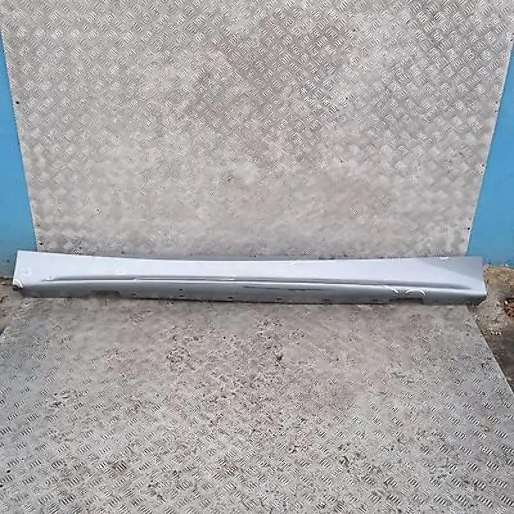 Listello Portiera Apertura Gonna SX Quarzo-Blu Metallico per BMW E87 con numero di parte 51770032949 BMW E87 Listello Portiera Apertura Gonna SX Quarzo-Blu Metallico - SKU 0032949-QB1 - Numero di parte 51770032949