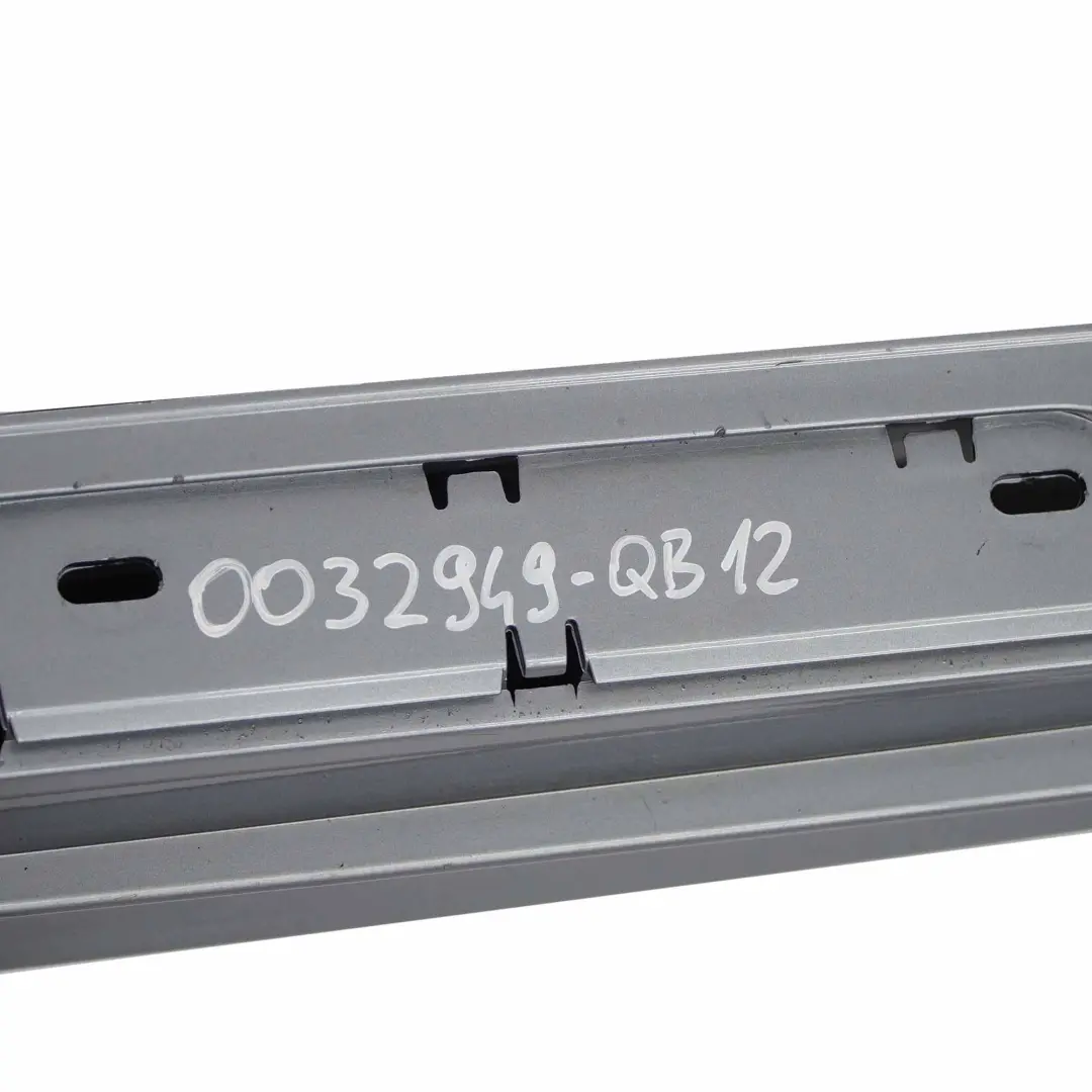 Sill Strip Faldon Lateral Izquierdo Quarzblau Azul Metalizado - A18 para BMW E87 con número de pieza 0032949 BMW E87 Sill Strip Faldon Lateral Izquierdo Quarzblau Azul Metalizado - A18 - SKU 0032949-QB12 - Número de pieza 0032949