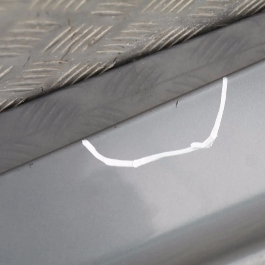 Sill Strip Faldón Lateral Izquierdo Quarzblau Blau Azul Metalizado A18 para BMW E87 con número de pieza 32949 BMW E87 Sill Strip Faldón Lateral Izquierdo Quarzblau Blau Azul Metalizado A18 - SKU 0032949-QB13 - Número de pieza 32949