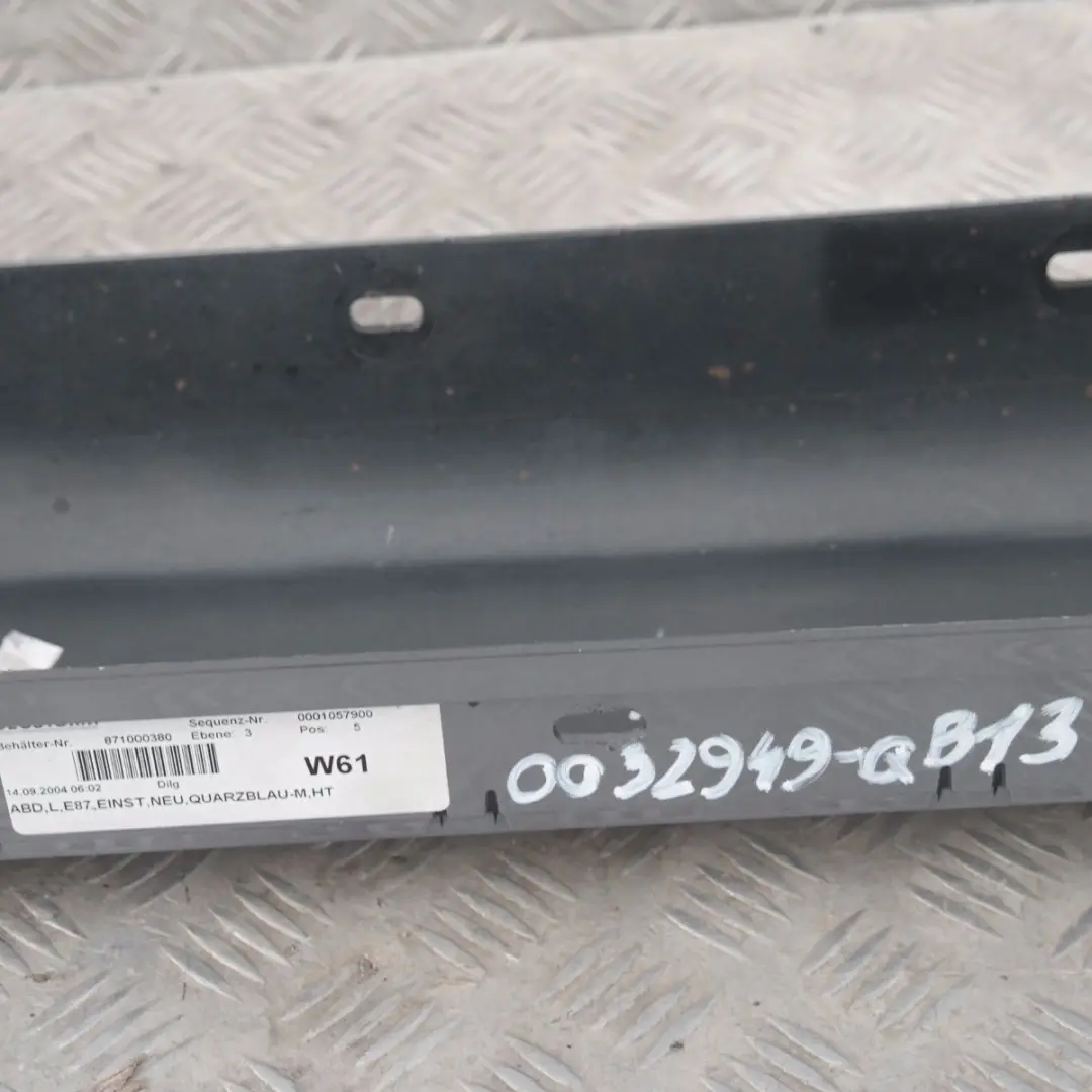 Listello Portiera Apertura Gonna Links Quarzo-Blu per BMW E87 con numero di parte 32949 BMW E87 Listello Portiera Apertura Gonna Links Quarzo-Blu - SKU 0032949-QB13 - Numero di parte 32949