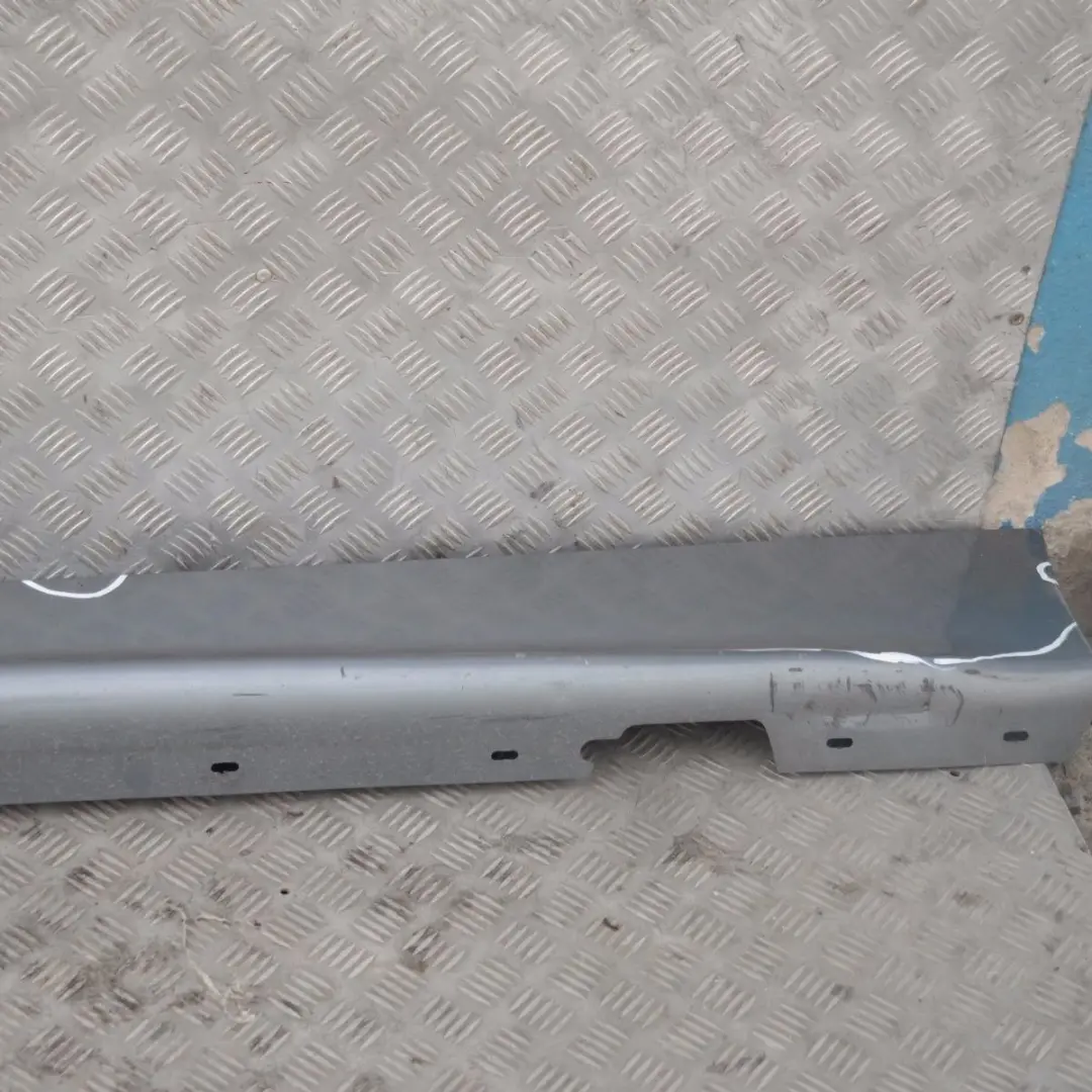 Nakładka próg lewy Quarzblau A18 do BMW E87 o numerze 32949 BMW E87 Nakładka próg lewy Quarzblau A18 - SKU 0032949-QB19 - Numer Części 32949