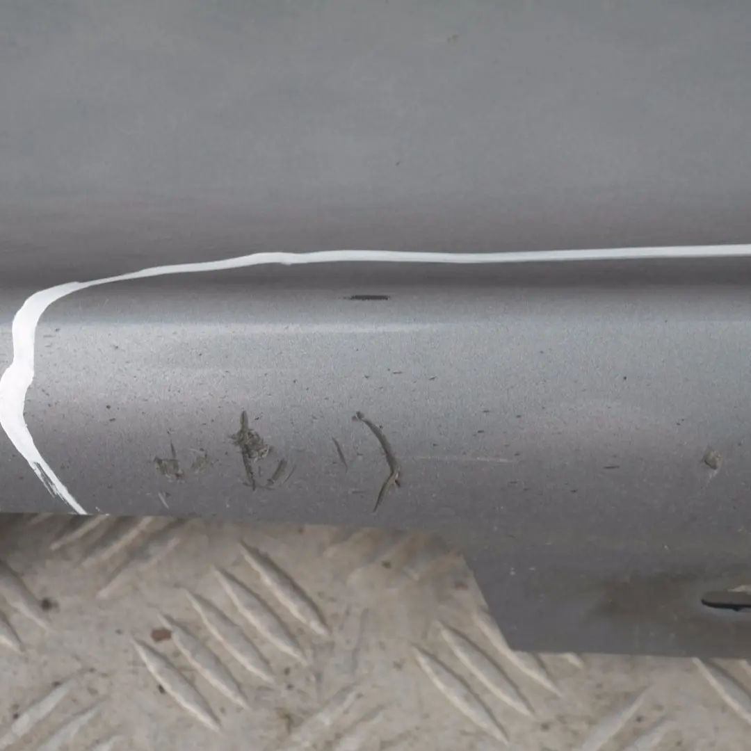 Sill Strip Side Skirt Left Quarzblau Blau Blue Metallic A18 para BMW E87 con número de pieza 32949 BMW E87 Sill Strip Side Skirt Left Quarzblau Blau Blue Metallic A18 - SKU 0032949-QB19 - Número de pieza 32949