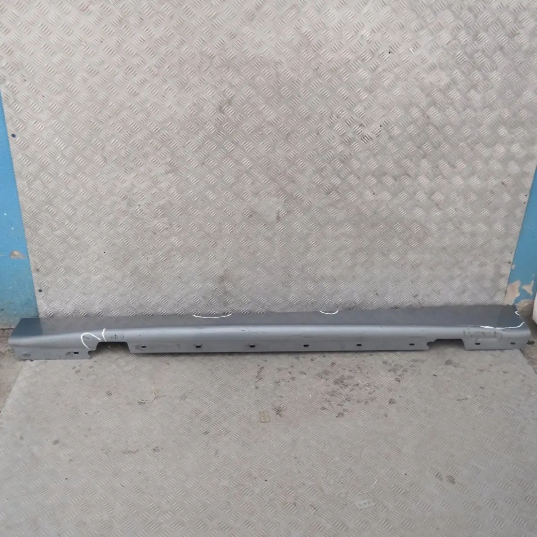 Sill Strip Side Skirt Left Quarzblau Blau Blue Metallic A18 para BMW E87 con número de pieza 32949 BMW E87 Sill Strip Side Skirt Left Quarzblau Blau Blue Metallic A18 - SKU 0032949-QB19 - Número de pieza 32949