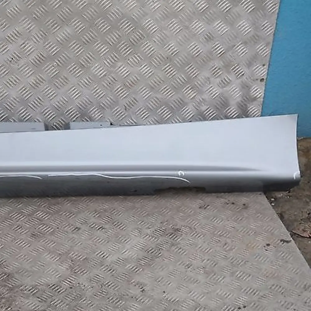 Listello portiera Apertura Gonna sx Quarzo-blu Blu Metallizzato per BMW er E87 con numero di parte 51770032949 BMW er E87 Listello portiera Apertura Gonna sx Quarzo-blu Blu Metallizzato - SKU 0032949-QB2 - Numero di parte 51770032949