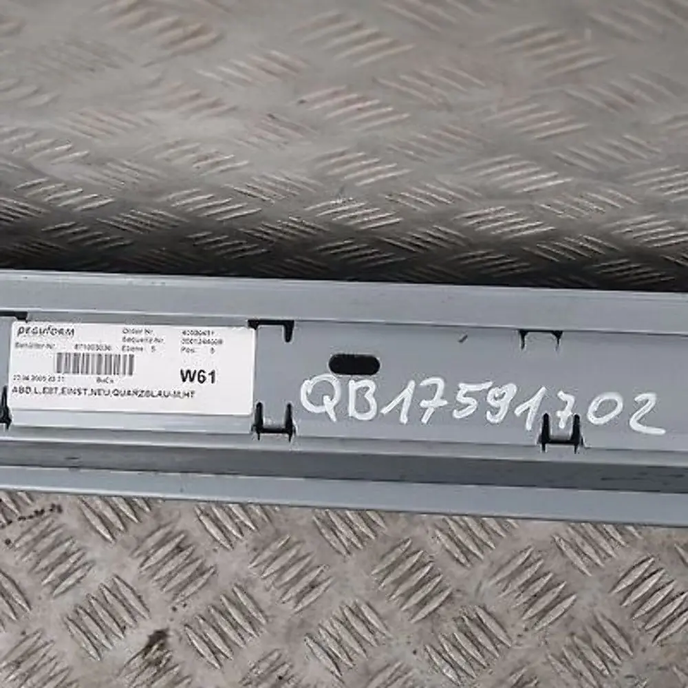 Schwellerleiste Blende Schweller links Quarzblau Blau Metallic für BMW 1 er E87 mit Teilenummer 51770032949 BMW 1 er E87 Schwellerleiste Blende Schweller links Quarzblau Blau Metallic - SKU 0032949-QB2 - Teilenummer 51770032949