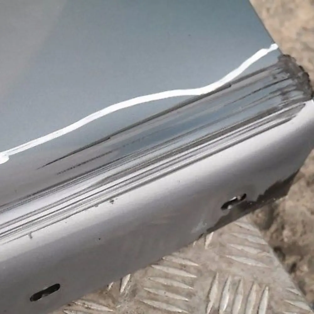 Sill strip side skirt left Quarzblau Blau Blue Metallic A18 para BMW E87 con número de pieza 51770032949 BMW E87 Sill strip side skirt left Quarzblau Blau Blue Metallic A18 - SKU 0032949-QB5 - Número de pieza 51770032949