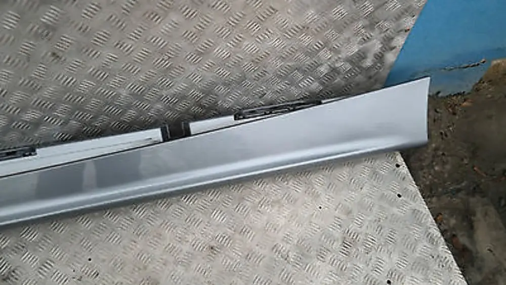 BMW 1 e E87 Bas de porte Couverture Seuil a gauche Quartzbleu Bleu Metallise - SKU 0032949-QB7 - Numéro de pièce 51770032949