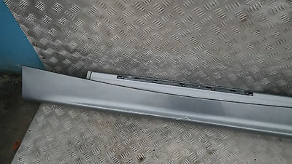 BMW 1 e E87 Bas de porte Couverture Seuil a gauche Quartzbleu Bleu Metallise - SKU 0032949-QB7 - Numéro de pièce 51770032949