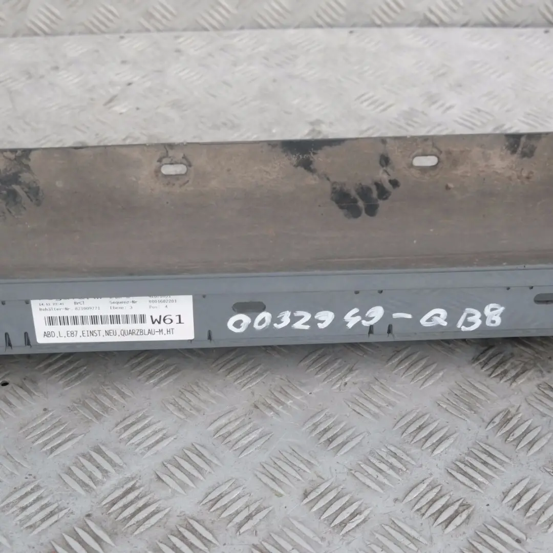 Nakładka próg lewy Quarzblau A18 do BMW E87 o numerze 32949 BMW E87 Nakładka próg lewy Quarzblau A18 - SKU 0032949-QB8 - Numer Części 32949