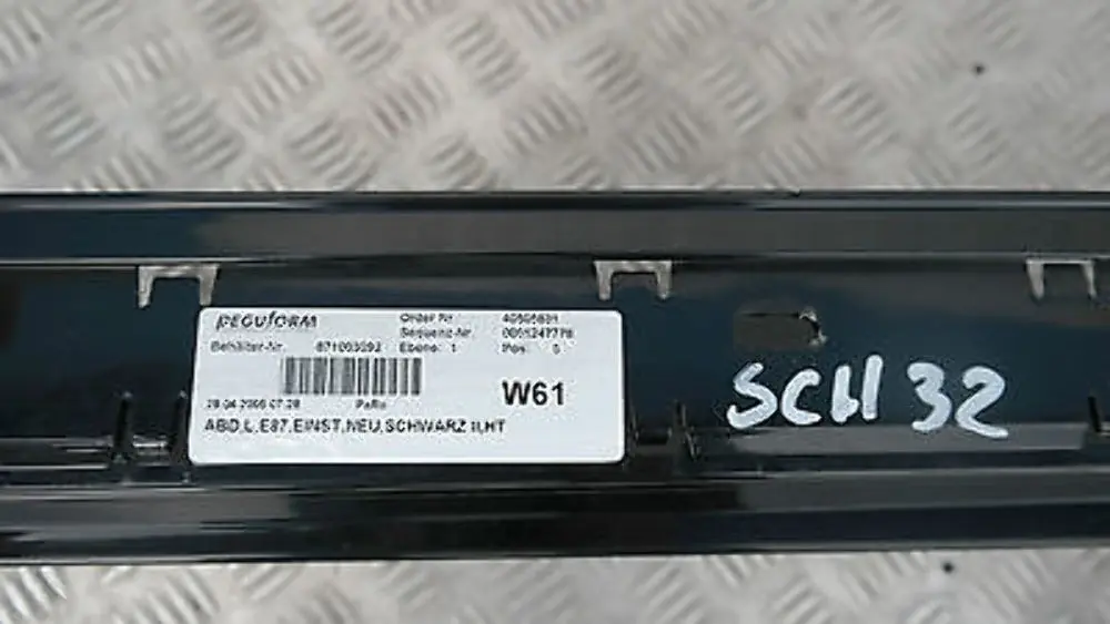 Listello Portiera Pannello Gonna SX Nero per BMW E87 con numero di parte 51770032949 BMW E87 Listello Portiera Pannello Gonna SX Nero - SKU 0032949-SCH4 - Numero di parte 51770032949