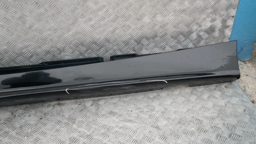 Listón de umbral faldón lateral izquierdo NEGRO 2 SCHWARZ II - 668 para BMW 8 E87 con número de pieza 51770032949 BMW 8 E87 Listón de umbral faldón lateral izquierdo NEGRO 2 SCHWARZ II - 668 - SKU 0032949-SCH8 - Número de pieza 51770032949