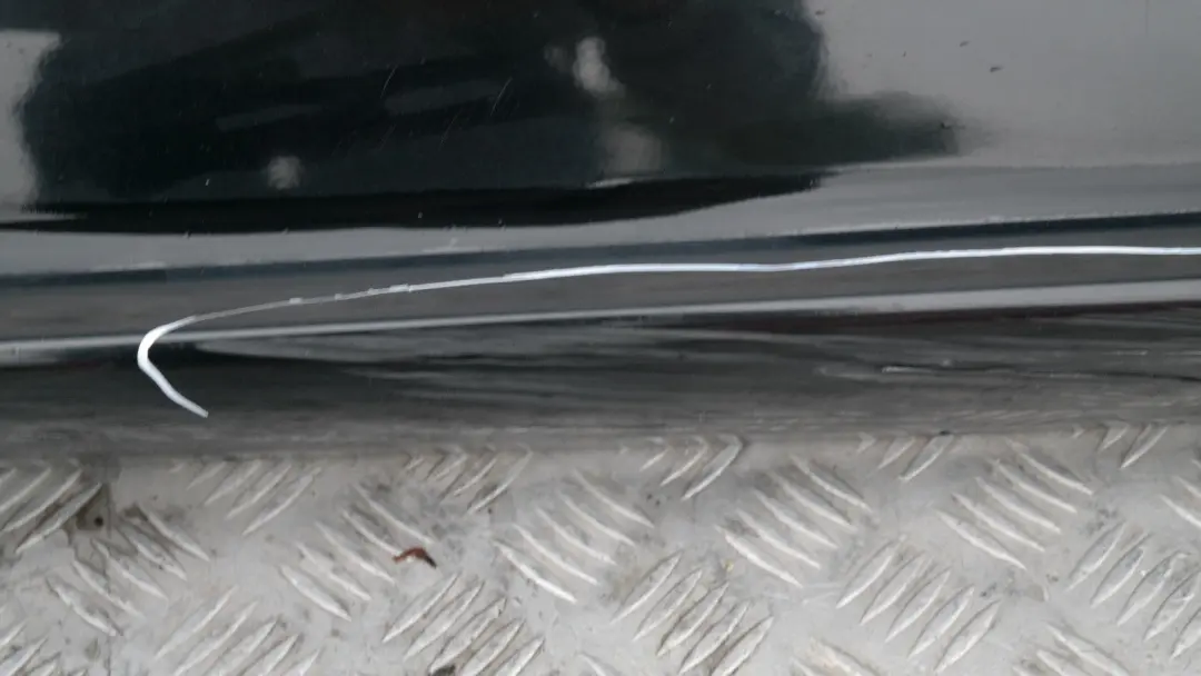 BMW 1 E87 Bas de Porte Couverture Seuil Gauche de Coloris Noir - SKU 0032949-SCH8 - Numéro de pièce 51770032949