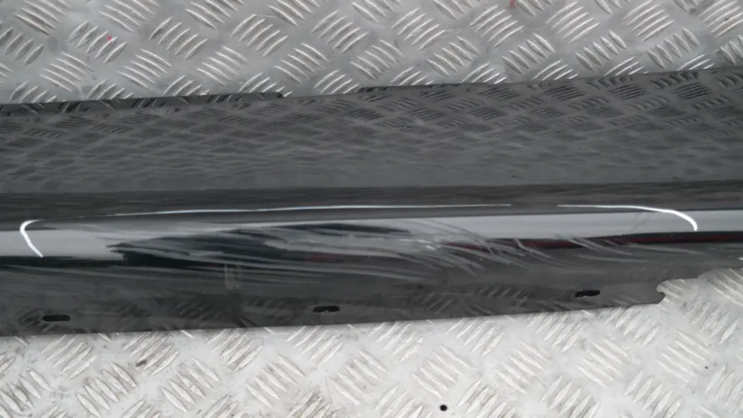 Sill strip side skirt left N/S BLACK 2 SCHWARZ II - 668 to BMW 1 SERIES 8 E87 with Part number 51770032949 BMW 1 SERIES 8 E87 Sill strip side skirt left N/S BLACK 2 SCHWARZ II - 668 - SKU 0032949-SCH8 - Part number 51770032949