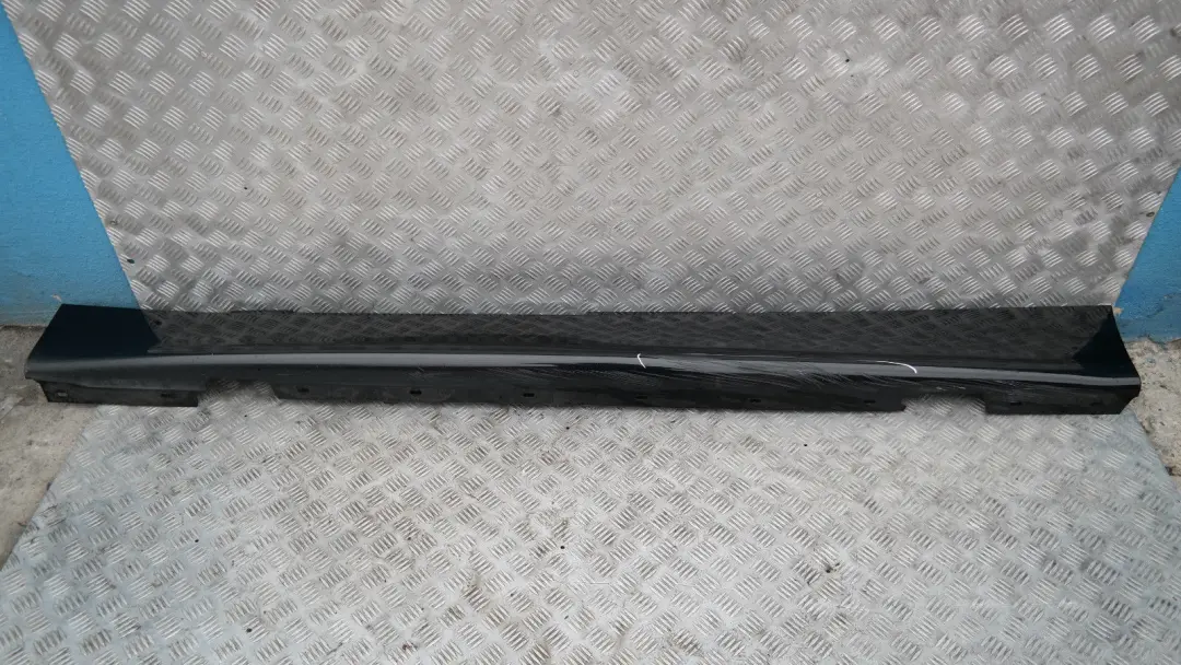 BMW 1 E87 Bas de Porte Couverture Seuil Gauche de Coloris Noir - SKU 0032949-SCH8 - Numéro de pièce 51770032949