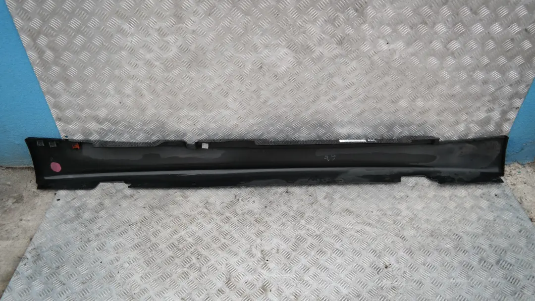 Bas de Porte Couverture Seuil Gauche de Coloris Noir pour BMW 1 E87 à propos du numéro de pièce 51770032949 BMW 1 E87 Bas de Porte Couverture Seuil Gauche de Coloris Noir - SKU 0032949-SCH8 - Numéro de pièce 51770032949