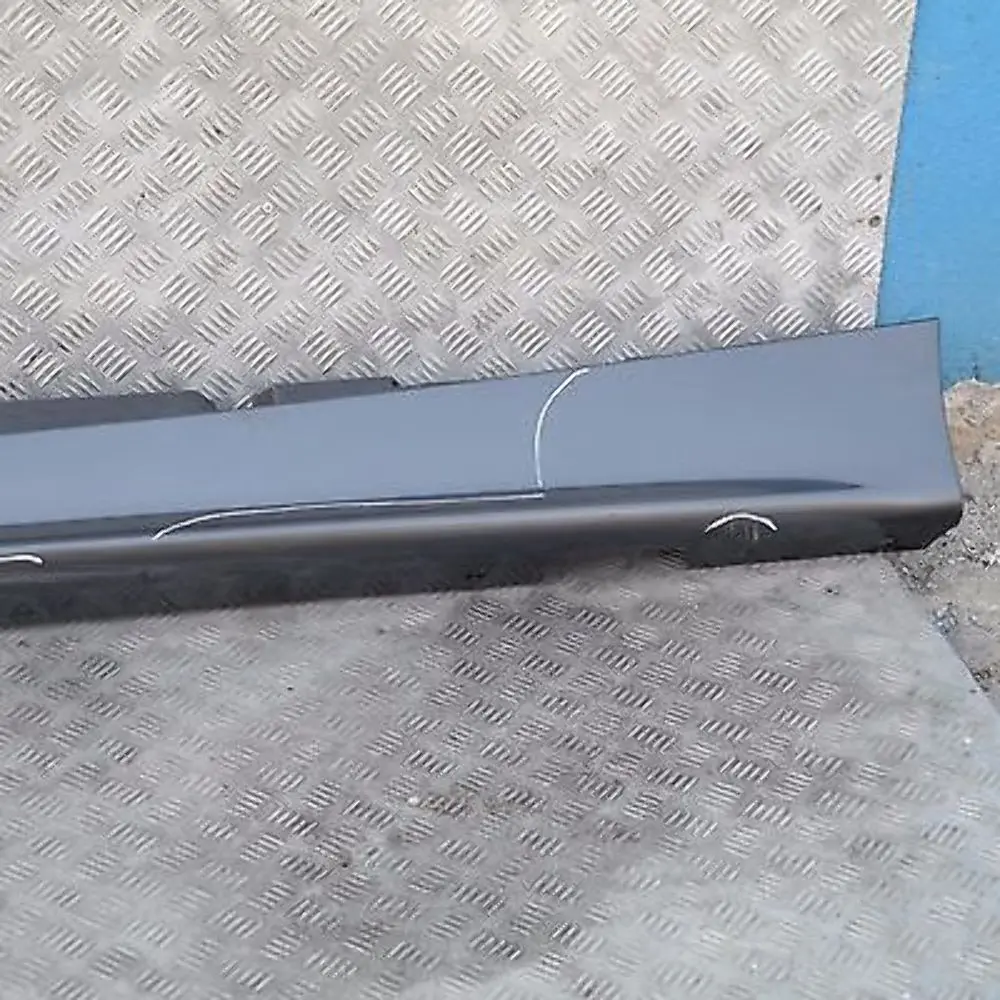 Sill Strip Faldón Lateral Izquierdo Sparkling Graphite Metallic A22 para BMW E87 con número de pieza 51770032949-SG1 BMW E87 Sill Strip Faldón Lateral Izquierdo Sparkling Graphite Metallic A22 - SKU 0032949-SG1 - Número de pieza 51770032949-SG1