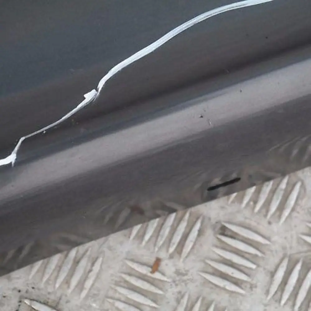 Listón umbral faldón lateral izquierdo Sparkling Graphite Metallic para BMW E87 con número de pieza 32949 BMW E87 Listón umbral faldón lateral izquierdo Sparkling Graphite Metallic - SKU 0032949-SG12 - Número de pieza 32949