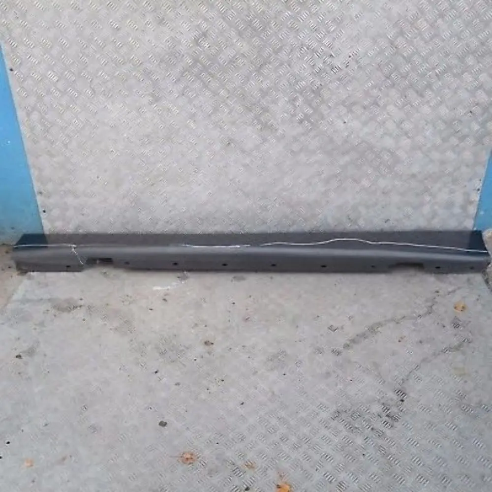 Schwellerleiste Blende Schweller links Sparkling Graphite Metallic für BMW 1 er E87 mit Teilenummer 32949 BMW 1 er E87 Schwellerleiste Blende Schweller links Sparkling Graphite Metallic - SKU 0032949-SG12 - Teilenummer 32949