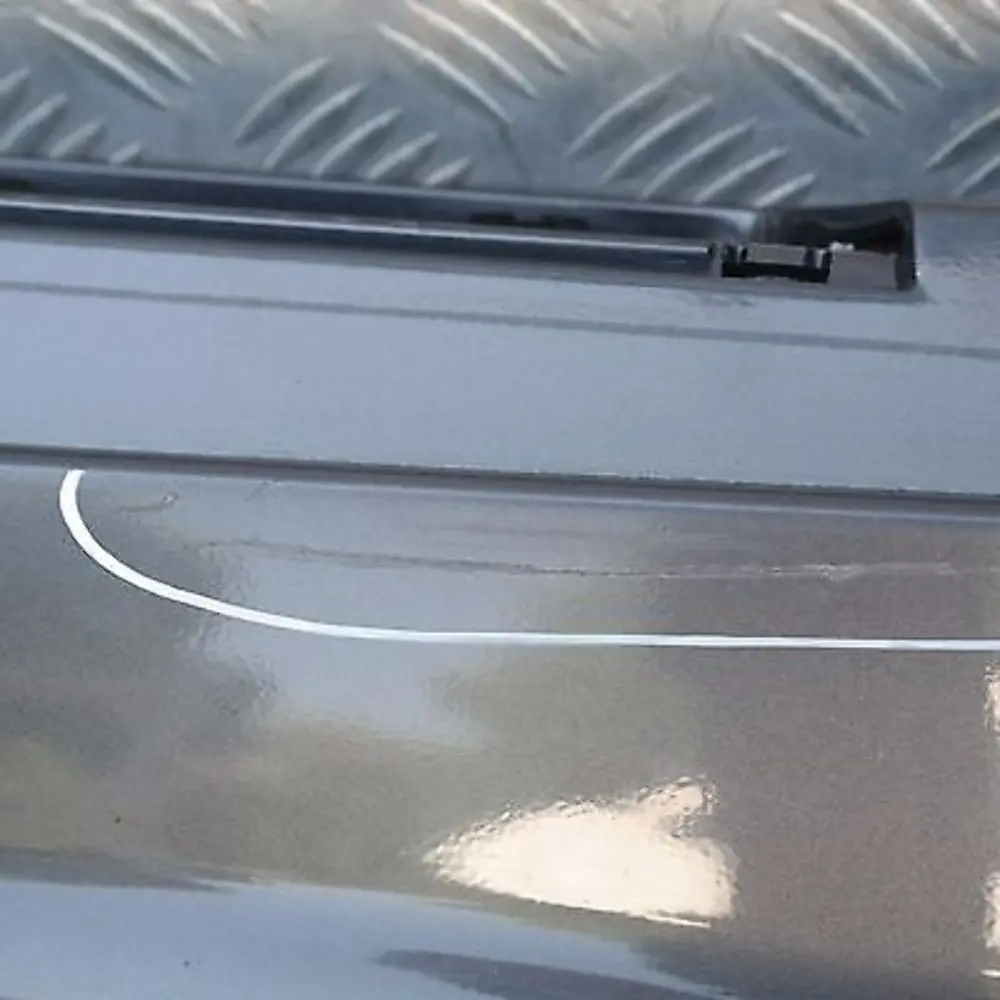 Faldón lateral izquierdo Sparkling Graphite Metallic para BMW E87 con número de pieza 32949 BMW E87 Faldón lateral izquierdo Sparkling Graphite Metallic - SKU 0032949-SG14 - Número de pieza 32949