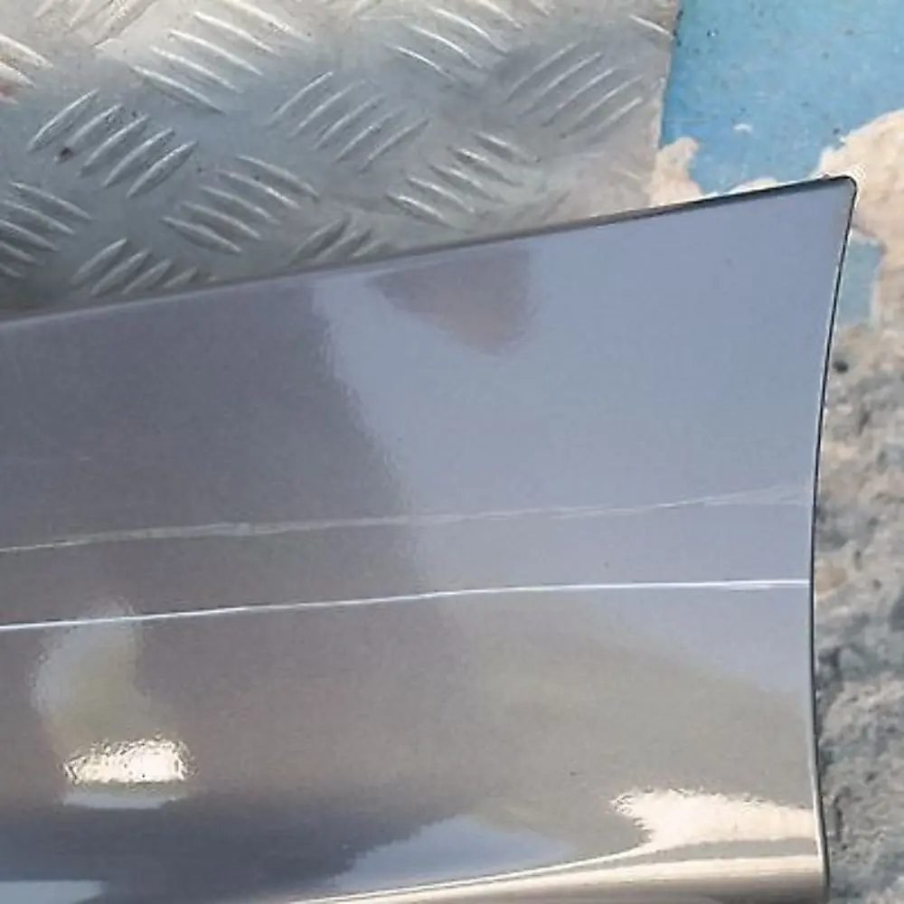 Faldón lateral izquierdo Sparkling Graphite Metallic para BMW E87 con número de pieza 32949 BMW E87 Faldón lateral izquierdo Sparkling Graphite Metallic - SKU 0032949-SG14 - Número de pieza 32949