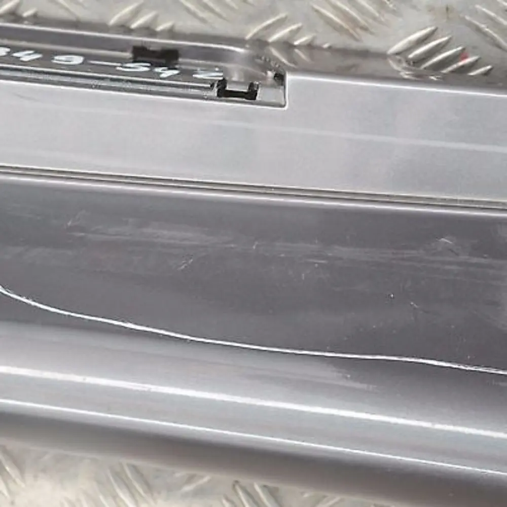 Sill Strip Faldón Lateral Izquierdo Sparkling Graphite Metallic A22 para BMW E87 con número de pieza 51770032949-SG2 BMW E87 Sill Strip Faldón Lateral Izquierdo Sparkling Graphite Metallic A22 - SKU 0032949-SG2 - Número de pieza 51770032949-SG2