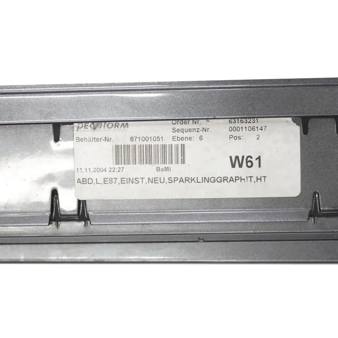 Listello Portiera Apertura Gonna SX Grafite Brillante - A22 per BMW E87 con numero di parte 0032949 BMW E87 Listello Portiera Apertura Gonna SX Grafite Brillante - A22 - SKU 0032949-SG6 - Numero di parte 0032949