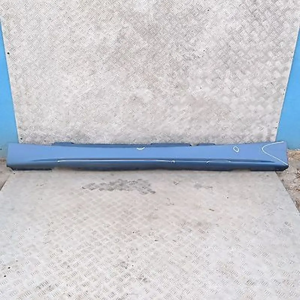 Sill Strip Faldón Lateral Izquierdo Sydneyblau Sydney Blue - A19 para BMW E87 con número de pieza 51770032949 BMW E87 Sill Strip Faldón Lateral Izquierdo Sydneyblau Sydney Blue - A19 - SKU 0032949-SYD - Número de pieza 51770032949