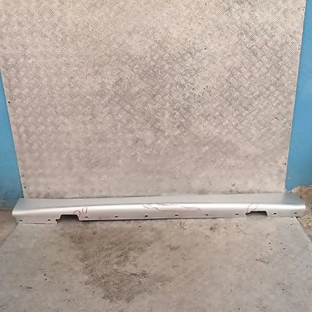 Faldón lateral izquierdo Titansilber Metallic Silver 354 para BMW E87 con número de pieza 32949 BMW E87 Faldón lateral izquierdo Titansilber Metallic Silver 354 - SKU 0032949-TS12 - Número de pieza 32949