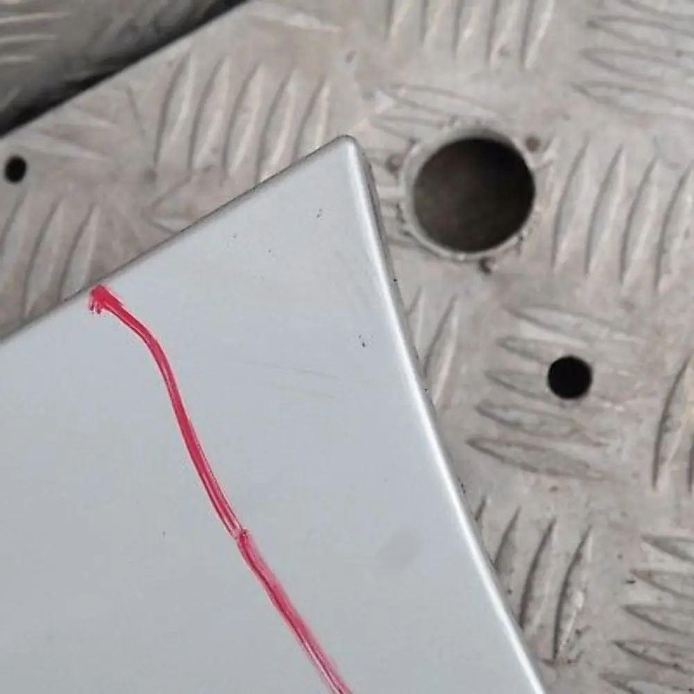 Listello Portiera Apertura Gonna Sinistro Argento-Titanio Sliber per BMW E87 con numero di parte 32949 BMW E87 Listello Portiera Apertura Gonna Sinistro Argento-Titanio Sliber - SKU 0032949-TS14 - Numero di parte 32949