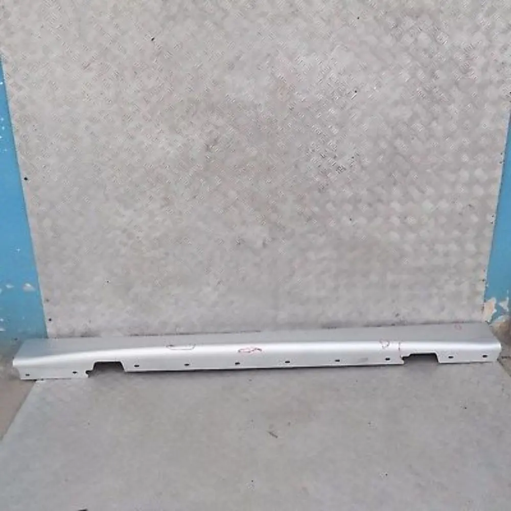 Listón umbral faldón lateral izquierdo Titansilber Plata metalizado para BMW E87 con número de pieza 32949 BMW E87 Listón umbral faldón lateral izquierdo Titansilber Plata metalizado - SKU 0032949-TS15 - Número de pieza 32949