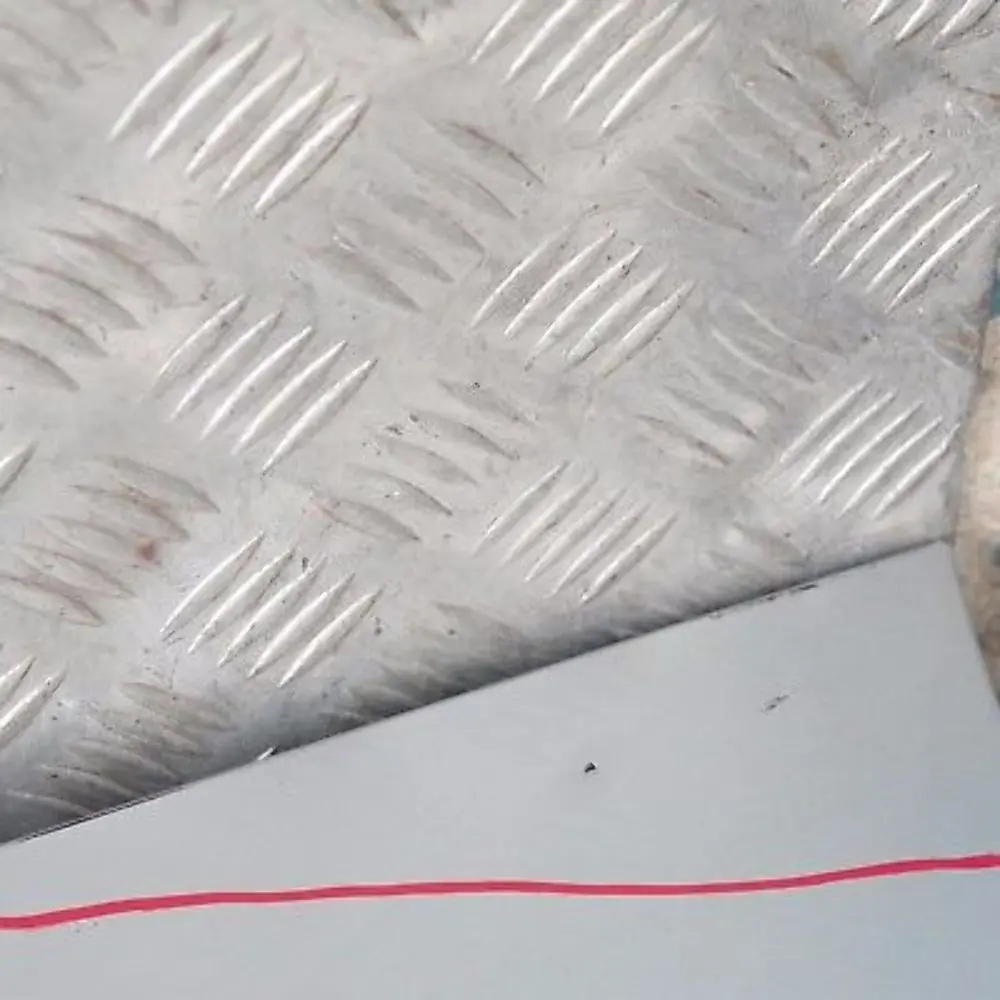 Faldón lateral izquierdo Titansilber Metallic Silver 354 para BMW E87 con número de pieza 32949 BMW E87 Faldón lateral izquierdo Titansilber Metallic Silver 354 - SKU 0032949-TS17 - Número de pieza 32949