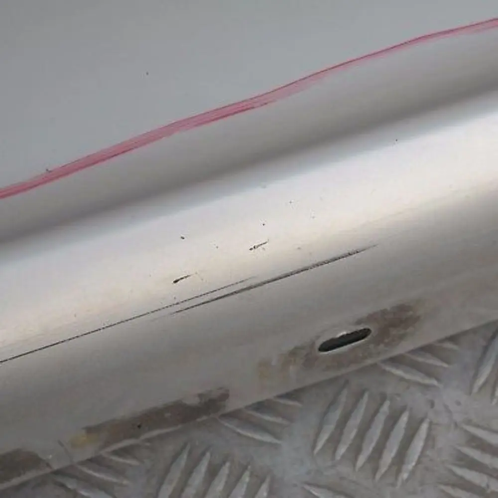 Sill strip side skirt left Titansilber Metallic Silver 354 para BMW E87 con número de pieza 32949 BMW E87 Sill strip side skirt left Titansilber Metallic Silver 354 - SKU 0032949-TS18 - Número de pieza 32949