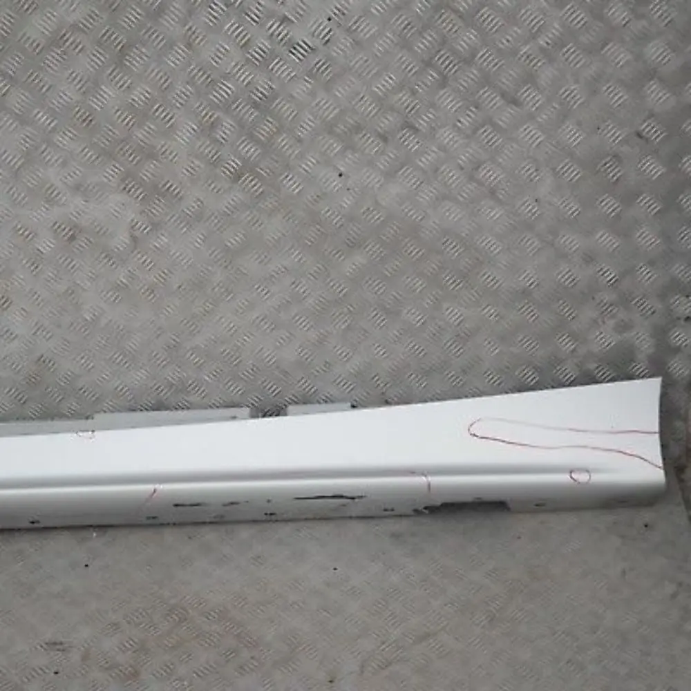 Sill strip side skirt left Titansilber Metallic Silver para BMW 22 E87 con número de pieza 32949 BMW 22 E87 Sill strip side skirt left Titansilber Metallic Silver - SKU 0032949-TS22 - Número de pieza 32949