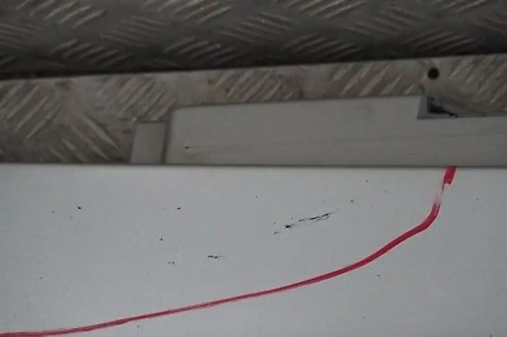 Faldon lateral izquierdo Titansilber Metallic Silver para BMW 23 E87 con número de pieza 0032949 BMW 23 E87 Faldon lateral izquierdo Titansilber Metallic Silver - SKU 0032949-TS23 - Número de pieza 0032949