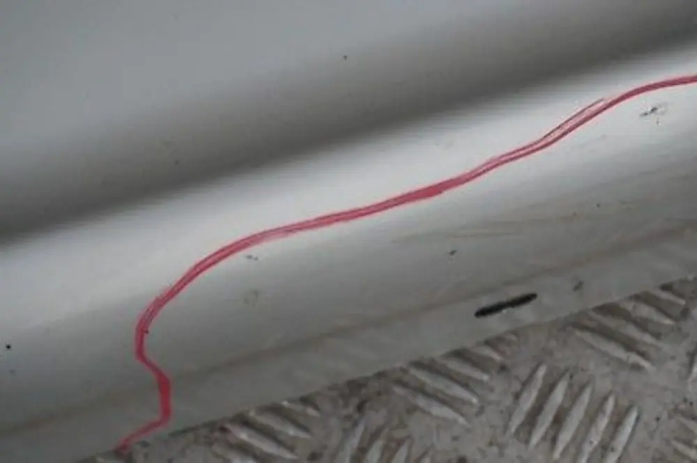 Nakładka próg lewy titansilber 354 do BMW E87 o numerze 0032949 BMW E87 Nakładka próg lewy titansilber 354 - SKU 0032949-TS23 - Numer Części 0032949