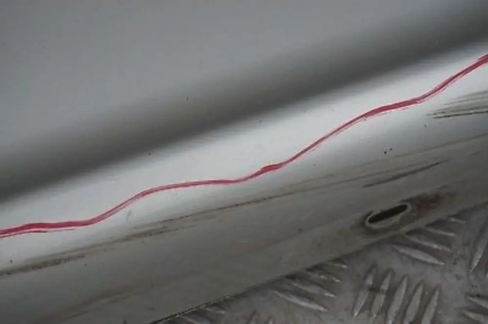 Faldon lateral izquierdo Titansilber Metallic Silver para BMW 23 E87 con número de pieza 0032949 BMW 23 E87 Faldon lateral izquierdo Titansilber Metallic Silver - SKU 0032949-TS23 - Número de pieza 0032949