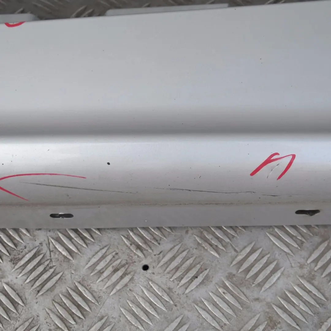 BMW E87 Sill Strip Faldón Lateral Izquierdo Titansilber Metallic - 354 - SKU 0032949-TS4 - Número de pieza 51770032949