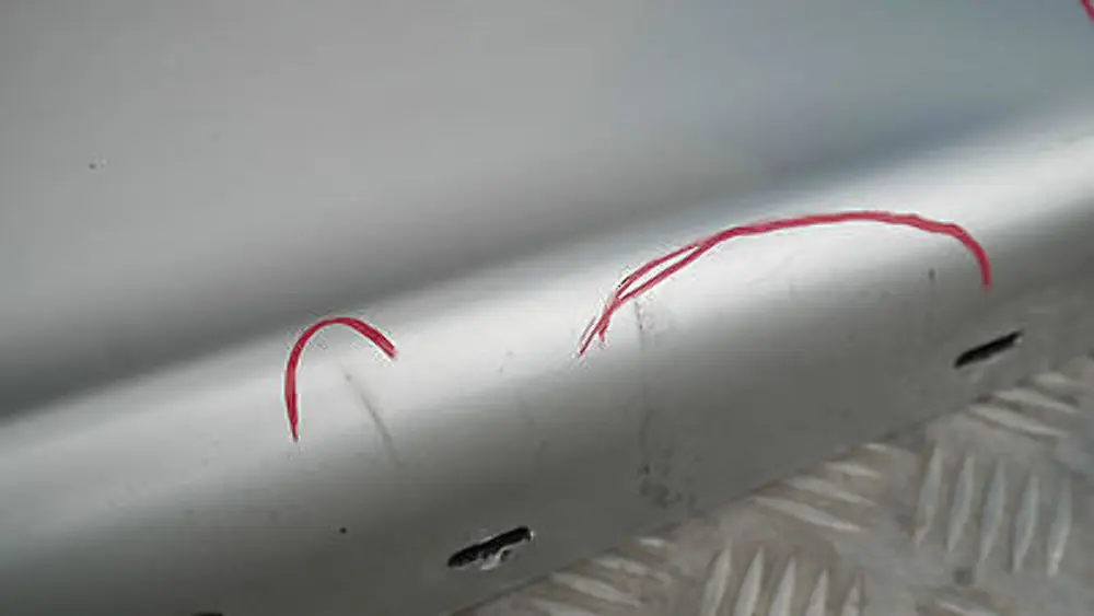 Faldón lateral izquierdo Titansilber Plata metalizado 354 para BMW E87 con número de pieza 51770032949 BMW E87 Faldón lateral izquierdo Titansilber Plata metalizado 354 - SKU 0032949-TS5 - Número de pieza 51770032949